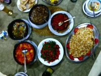 Typisch ägyptisches Essen: Tagen mit Kofta, Reis, Kartoffeln in Tomatensauce, gekochtes Rindfleisch, Salat, Falafel