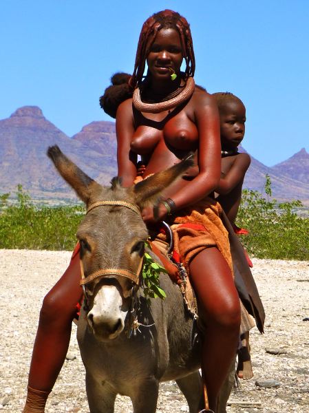 Himbamädchen mit Kind