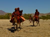 Mitten im Nichts treffen wir auf Himbas