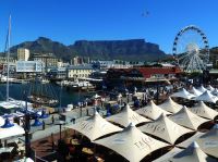 Das Hafengelände plus Tafelberg