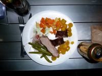 Der Beispielteller: Alpaca und Rindfleisch mit Gemüse und Kartoffeln