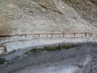 In einigen Hölen, in der Nähe, gibt es mehrere tausend Jahre alte Petroglyphen zu bestaunen.